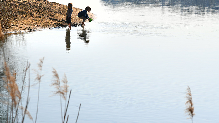 Enfants au bord du Rhône à Lyon