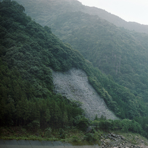 Ouvrage sabo le long de la rivière Kumano / Julien Guinand