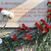 Oeillets rouges et blancs sur la plaque du souvenir place Poncet